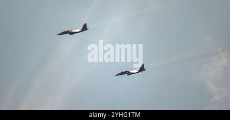 Zwei Kampfflugzeuge der Republik Singapur fliegen über die Stadt. Stockfoto