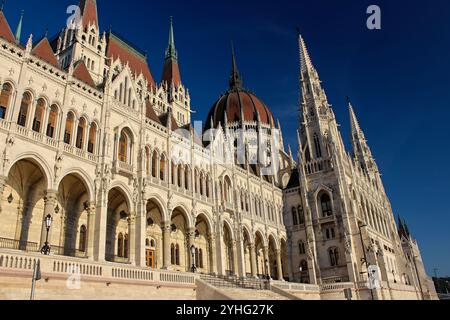 Das ungarische Parlamentsgebäude in Budapest zeigt seine beeindruckenden architektonischen Details mit hohen Türmen und Bögen. Stockfoto