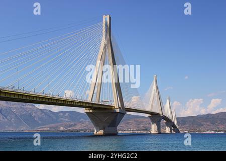 Die Rion-Antirion-Brücke, ein beeindruckendes Bauwerk mit Seilstreben in Griechenland, erstreckt sich über den Golf von Korinth. Stockfoto