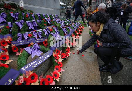 Vancouver, Kanada. November 2024. Eine Frau legt einen Mohn auf den Cenotaph während einer Gedenkfeier am Victory Square in Vancouver, British Columbia, Kanada, am 11. November 2024. Quelle: Liang Sen/Xinhua/Alamy Live News Stockfoto