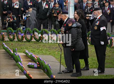 Vancouver, Kanada. November 2024. Die Menschen nehmen am 11. November 2024 an einer Gedenkfeier am Victory Square in Vancouver, British Columbia, Kanada Teil. Quelle: Liang Sen/Xinhua/Alamy Live News Stockfoto