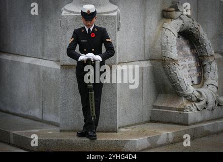 Vancouver, Kanada. November 2024. Eine Ehrengarde steht am 11. November 2024 im Cenotaph während einer Gedenkfeier am Victory Square in Vancouver, British Columbia, Kanada. Quelle: Liang Sen/Xinhua/Alamy Live News Stockfoto