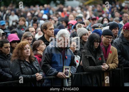 Vancouver, Kanada. November 2024. Ein Mann hält ein Bild seines Verwandten während einer Gedenkfeier am Victory Square in Vancouver, British Columbia, Kanada, am 11. November 2024. Quelle: Liang Sen/Xinhua/Alamy Live News Stockfoto