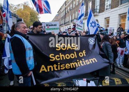 London, Großbritannien. November 2024. Pro-israelische Aktivisten protestieren gegen die Einladung des UN-Sonderberichterstatters für die besetzten Palästinensischen Gebiete (OPT) Francesca Albanese an der Schule für Orientalische und Afrikanistik (SOAS). Der Sonderberichterstatter ist ein unabhängiger Sachverständiger, der vom UN-Menschenrechtsrat ernannt wird, um die Menschenrechtslage in der OPT zu verfolgen und darüber Bericht zu erstatten. Die internationale Rechtsanwältin Francesca Albanese, die im Mai 2022 in die Rolle berufen wurde, sah sich einer anhaltenden Kampagne gegenüber der israelischen Regierung und ihren Unterstützern gegenüber zu diskreditieren. Quelle: Mark Kerrison/Al Stockfoto