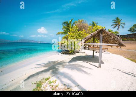 Strand von Petit St. Vincet Resort, Grenadinen, westindien. Hängematte Hütte Stockfoto