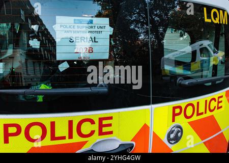 London, Großbritannien. November 2024. Ein Fahrzeug der Metropolitan Police zeigt anlässlich einer Rede des UN-Sonderberichterstatters für die besetzten Palästinensischen Gebiete (OPT) Francesca Albanese einen Hinweis auf einen Antisemitismus-Protest außerhalb der Schule für Oriental and African Studies (SOAS). Quelle: Mark Kerrison/Alamy Live News Stockfoto