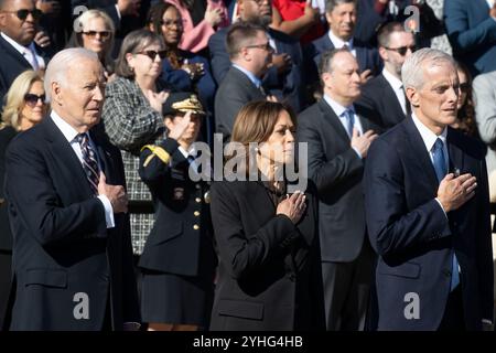 Präsident Joe Biden, Vizepräsidentin Kamala Harris, Sekretär für Veteranenangelegenheiten Denis McDonough zollen am Grab des Unbekannten Soldaten Respekt für die jährliche Gedenkfeier des National Veterans Day auf dem Arlington National Cemetery in Arlington, Virginia, 11. November 2024. (DOD-Foto von Air Force Senior Airman Madelyn Keech) Stockfoto