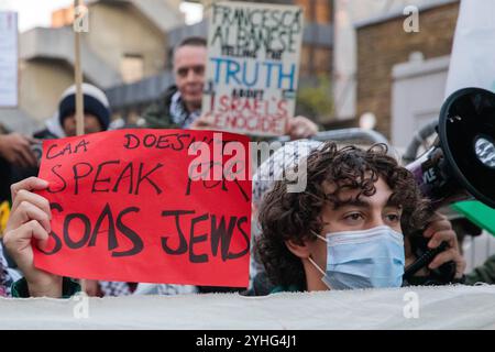 London, Großbritannien. November 2024. Ein jüdischer Student hält ein Schild, auf dem erklärt wird, dass die CAA (Kampagne gegen Antisemitismus) nicht für SOAS-Juden spricht, während eines Gegenprotests, der von Studenten der Jüdischen Gesellschaft der SOAS zur Unterstützung des UN-Sonderberichterstatters für die besetzten palästinensischen Gebiete (OPT) Francesca Albanese organisiert wurde, der eingeladen wurde, an der Schule für Orientalische und Afrikanistik zu sprechen. Ein Protest gegen die Veranstaltung wurde von der CAA organisiert. Der Sonderberichterstatter ist ein unabhängiger Sachverständiger, der vom UN-Menschenrechtsrat ernannt wird, um die Menschenrechtslage zu verfolgen und darüber Bericht zu erstatten Stockfoto