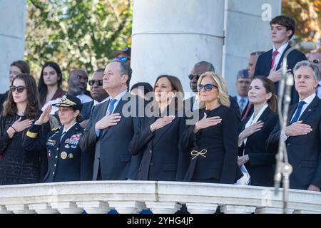 Vizepräsidentin Kamala Harris, First Lady Jill Biden, Second Gentleman Douglas Emhoff und Verteidigungsminister Lloyd J. Austin III. Nehmen am 2024 11. November 2024 am National Veterans Day auf dem Arlington National Cemetery in Arlington, Virginia Teil. (DOD-Foto von Air Force Senior Airman Madelyn Keech) Stockfoto