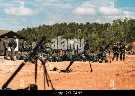 US-Marines mit 2. Bataillon, 7. Marineregiment, die der Marine Rotationstruppe in Südostasien angehören, führten eine Mörsersystemdemonstration an indonesische Marineinfanterie mit dem 10. Marineinfanterebataillon des indonesischen Korps Marinir während der Keris Marine Exercise (MAREX) 2024 auf Galang Island, Batam, Indonesien, 8. November 2024. Keris MAREX ist eine bilaterale Übung, die vom U.S. Marine Corps and Korps Marinir Republik Indonesien oder Indonesian Marine Corps durchgeführt wird, um die Beziehungen als militärische Partner zu stärken und die Interoperabilität zwischen den beteiligten Streitkräften bei der Förderung eines freien und offenen Systems zu erhöhen Stockfoto