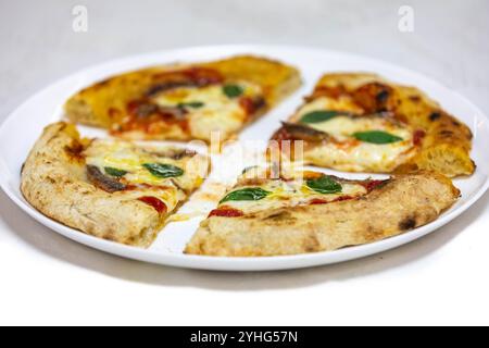 Sardellenpizza isoliert auf weißem Hintergrund von oben Stockfoto