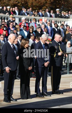 Der Präsident der Vereinigten Staaten, Joe Biden, und der Vizepräsident der Vereinigten Staaten, Kamala Harris, nehmen an einer Zeremonie mit vollem Ehrenrecht der Streitkräfte Teil, die zu Ehren des Veterans Day am Grab des unbekannten Soldaten auf dem Arlington National Cemetery am 11. November 2024 abgehalten wird. Gastgeber der Zeremonie war Generalmajor Trevor J. Bredenkamp, Commanding General der Joint Task Force-National Capital Region und der US Army Military District of Washington. (Foto der US-Armee von Sgt. Samantha Cate) Stockfoto