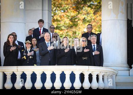 Der Präsident der Vereinigten Staaten, Joe Biden, und der Vizepräsident der Vereinigten Staaten, Kamala Harris, nehmen an einer Zeremonie mit vollem Ehrenrecht der Streitkräfte Teil, die zu Ehren des Veterans Day am Grab des unbekannten Soldaten auf dem Arlington National Cemetery am 11. November 2024 abgehalten wird. Gastgeber der Zeremonie war Generalmajor Trevor J. Bredenkamp, Commanding General der Joint Task Force-National Capital Region und der US Army Military District of Washington. (Foto der US-Armee von Sgt. Samantha Cate) Stockfoto