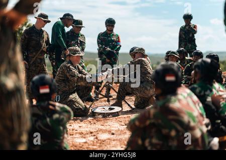 US-Marines mit 2. Bataillon, 7. Marineregiment, die der Marine Rotationstruppe in Südostasien angehören, führten eine Mörsersystemdemonstration an indonesische Marineinfanterie mit dem 10. Marineinfanterebataillon des indonesischen Korps Marinir während der Keris Marine Exercise (MAREX) 2024 auf Galang Island, Batam, Indonesien, 8. November 2024. Keris MAREX ist eine bilaterale Übung, die vom U.S. Marine Corps and Korps Marinir Republik Indonesien oder Indonesian Marine Corps durchgeführt wird, um die Beziehungen als militärische Partner zu stärken und die Interoperabilität zwischen den beteiligten Streitkräften bei der Förderung eines freien und offenen Systems zu erhöhen Stockfoto