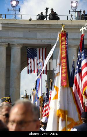 Hochrangige Führungspersönlichkeiten nehmen am 71. Jährlichen National Veterans Day Teil und ehren die Männer und Frauen, die während des Krieges und der Friedenszeit in den US-Streitkräften gedient haben und weiterhin dienen, im Memorial Amphitheater auf dem Arlington National Cemetery am 11. November 2024. Zu den Veranstaltungen zählten eine Zeremonie der Streitkräfte mit vollem Ehrenkreis und Kranzniederlegung zu Ehren des Veterans Day, am Grabmal des Unbekannten Soldaten und später eine Präsidentenansprache im TUS Amphitheater. (Foto der US-Armee von Sgt. Samantha Cate) Stockfoto