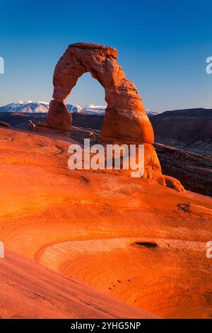 Am späten Nachmittag erleuchtet das Licht den Sandstein rund um Delicate Arch im Arches National Park, Utah. Stockfoto