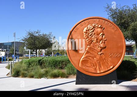 LONG BEACH, KALIFORNIEN - 8. November 2024: Penny Statue am Eingang zum Lincoln Park am Ocean Boulevard. Stockfoto