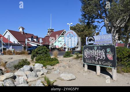 LONG BEACH, KALIFORNIEN - 8. November 2024: Schilder und Geschäfte in Shoreline Village, Rainbow Harbor, Long Beach. Stockfoto