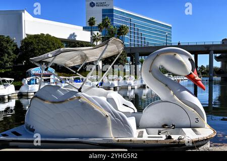 LONG BEACH, KALIFORNIEN - 8. November 2024: Rainbow Lagoon Swan Boat im Hyatt Regency am Shoreline Drive. Stockfoto