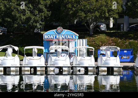 LONG BEACH, KALIFORNIEN - 8. November 2024: Swan Boat Rental Kiosk in der Rainbow Lagoon am Shoreline Drive. Stockfoto