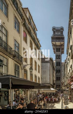 Santa Justa Aufzug. Ein Aufzug aus Schmiedeeisen aus dem Jahr 1902 mit filigranen Arbeiten, der die unteren Straßen mit dem Carmo Square verbindet. Lissabon, Portugal. Stockfoto