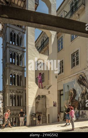 Santa Justa Aufzug. Ein Aufzug aus Schmiedeeisen aus dem Jahr 1902 mit filigranen Arbeiten, der die unteren Straßen mit dem Carmo Square verbindet. Lissabon, Portugal. Stockfoto