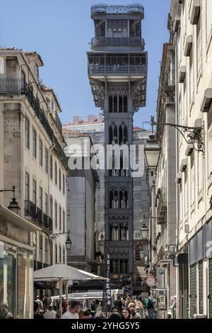 Santa Justa Aufzug. Ein Aufzug aus Schmiedeeisen aus dem Jahr 1902 mit filigranen Arbeiten, der die unteren Straßen mit dem Carmo Square verbindet. Lissabon, Portugal. Stockfoto