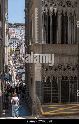 Santa Justa Aufzug. Ein Aufzug aus Schmiedeeisen aus dem Jahr 1902 mit filigranen Arbeiten, der die unteren Straßen mit dem Carmo Square verbindet. Lissabon, Portugal. Stockfoto