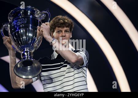 Turin, Italien. 11. November 2024. Jannik Sinner of Italy posiert mit der ATP Nr. 1-Trophäe am zweiten Tag des Nitto ATP Finals. Quelle: Nicolò Campo/Alamy Live News Stockfoto