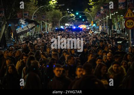 Madrid, Spanien. November 2024. Dutzende Demonstranten marschieren während der Demonstration auf die Straße. Hunderte antifaschistische Demonstranten haben den 17. Jahrestag der Ermordung von Carlos Palominos gedenken, einem jungen Mann aus Madrid, der 2007 vom ehemaligen neonazistischen Soldaten Josué Estébanez getötet wurde und derzeit eine Strafe verbüßt. Quelle: SOPA Images Limited/Alamy Live News Stockfoto