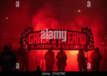 Madrid, Spanien. November 2024. Die Demonstranten halten während einer Demonstration ein Banner mit dem Slogan „Carlos Eternal“. Hunderte antifaschistische Demonstranten haben den 17. Jahrestag der Ermordung von Carlos Palominos gedenken, einem jungen Mann aus Madrid, der 2007 vom ehemaligen neonazistischen Soldaten Josué Estébanez getötet wurde und derzeit eine Strafe verbüßt. Quelle: SOPA Images Limited/Alamy Live News Stockfoto
