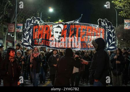 Madrid, Spanien. November 2024. Die Demonstranten halten während einer Demonstration ein Banner mit dem Slogan „Carlos Eternal“. Hunderte antifaschistische Demonstranten haben den 17. Jahrestag der Ermordung von Carlos Palominos gedenken, einem jungen Mann aus Madrid, der 2007 vom ehemaligen neonazistischen Soldaten Josué Estébanez getötet wurde und derzeit eine Strafe verbüßt. Quelle: SOPA Images Limited/Alamy Live News Stockfoto