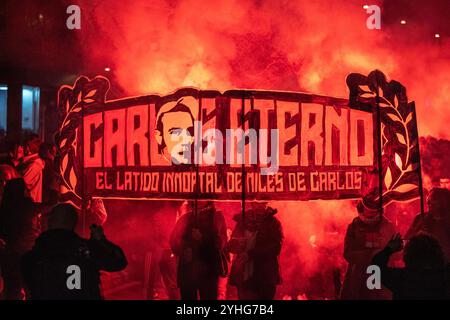 Madrid, Spanien. November 2024. Die Demonstranten halten während einer Demonstration ein Banner mit dem Slogan „Carlos Eternal“. Hunderte antifaschistische Demonstranten haben den 17. Jahrestag der Ermordung von Carlos Palominos gedenken, einem jungen Mann aus Madrid, der 2007 vom ehemaligen neonazistischen Soldaten Josué Estébanez getötet wurde und derzeit eine Strafe verbüßt. Quelle: SOPA Images Limited/Alamy Live News Stockfoto