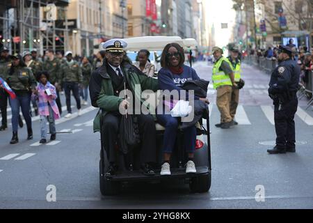 NEW YORK, NEW YORK – 11. NOVEMBER: Tausende von Menschen versammeln sich, um US-Veteranen während der 105. Jährlichen Veterans Day Parade am 11. November 2024 in New York City zu ehren. Die Parade erstreckt sich über die Fifth Avenue und feiert den Dienst und die Opfer von Veteranen aus allen Zweigen der Armee. (Foto: Giada Papini Rampelotto/EuropaNewswire) Stockfoto