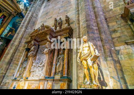 MAILAND, ITALIEN - 8. APRIL 2022: Die Statue von San Bartolomeo Scorticato von Marco d’Agrate im Mailänder Dom, am 8. April in Mailand Stockfoto