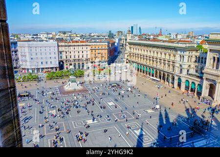 MAILAND, ITALIEN - 11. APRIL 2022: Blick auf die Piazza del Duomo vom Gipfel des Mailänder Duomo, am 11. April in Mailand, Italien Stockfoto