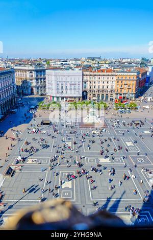 MAILAND, ITALIEN - 11. APRIL 2022: Blick auf die Piazza del Duomo vom Gipfel des Mailänder Duomo, am 11. April in Mailand, Italien Stockfoto