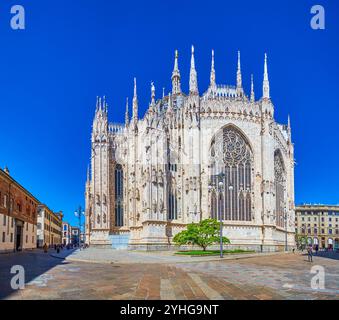 MAILAND, ITALIEN - 11. APRIL 2022: Die Apsis mit Riesenrose, Mailänder Kathedrale, Piazza del Duomo, am 11. April in Mailand, Italien Stockfoto