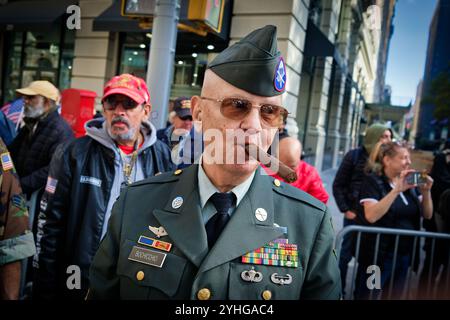 New York, New York, USA. November 2024. 89 Jahre alter US Army Airbone Staff sgt. Veteran Bochicchio bei der 105. Veterans Day Parade zu Ehren von Veteranen und aktivem Militär. Machte sich mit Wagen, Marschern und einem Marschall von hero.grand unter sonnigem Himmel auf die Fifth Avenue. Das patriotische Gedenken, das als die Nationen betrachtet wurde. Das größte war ein Meer aus Rot weiß und Blau mit einer besonderen Ehre an die US-Marines. (Kreditbild: © Milo Hess/ZUMA Press Wire) NUR REDAKTIONELLE VERWENDUNG! Nicht für kommerzielle ZWECKE! Quelle: ZUMA Press, Inc./Alamy Live News Stockfoto