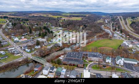 Luftaufnahme über Marathon, NY an einem bewölkten, bewölkten Herbstnachmittag, 11. November 2024. Stockfoto
