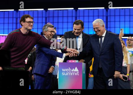 Lisboa, Portugal. November 2024. Paddy Cosgrave, CEO und Gründer beim Web Summit (L), Carlos Moedas, Bürgermeister der Stadt Lissabon (C), Luis Montenegro, Premierminister der portugiesischen Regierung (C) und Pedro Reis, Wirtschaftsminister der portugiesischen Regierung (R), sprechen während der Eröffnungsnacht des WEB SUMMIT 2024 in Lissabon.Portugal. 11/11/2024 Credit: Brazil Photo Press/Alamy Live News Stockfoto