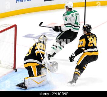 Pittsburgh, Usa. November 2024. Der Verteidiger Miro Heiskanen (4) der Dallas Stars erzielte sein zweites Tor der ersten Periode gegen die Pittsburgh Penguins in der PPG Paints Arena in Pittsburgh am Montag, den 11. November 2024. Foto von Archie Carpenter/UPI. Quelle: UPI/Alamy Live News Stockfoto