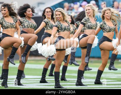 Jacksonville, FL, USA. November 2024. Die Cheerleader Roar of the Jags treten während eines Auszeit-Spiels zwischen den Jacksonville Jaguars und Minnesota Vikings im Everbank Stadium in Jacksonville, FL, auf. Kyle Okita/CSM/Alamy Live News Stockfoto