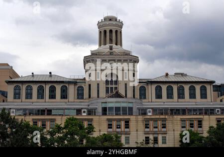 Rückansicht des Wahrzeichens der Hamerschlag Hall an der Carnegie Mellon University in Pittsburghs Viertel Oakland. Stockfoto