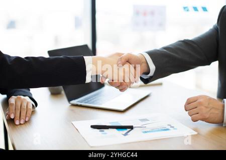 Geschäftlicher Handschlag zwischen Fachleuten, die eine erfolgreiche Vereinbarung abschließen Stockfoto