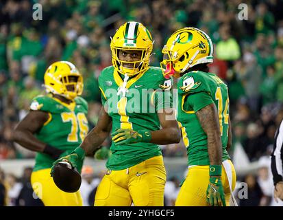 Autzen Stadium, Eugene, OR, USA. November 2024. Der Oregon Ducks Wide Receiver Traeshon Holden (1) und der Ducks Wide Receiver Justius Lowe (14) sprechen über das letzte Spiel während des NCAA-Fußballspiels zwischen den Maryland Terrapins und den Oregon Ducks im Autzen Stadium, Eugene, OR. Larry C. Lawson/CSM/Alamy Live News Stockfoto