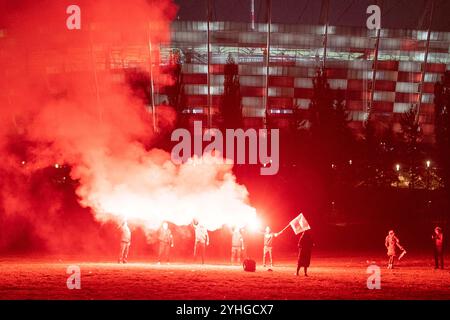 Warschau, Polen. November 2024. Warschau, Polen. November 2024. Fünf Männer, die Flares halten, nehmen am unabhängigkeitstag Teil, der von ultrakatholischen rechten Gruppen organisiert wird, um Polens 106. Unabhängigkeitstag am 11. November 2024 in Warschau zu feiern. Tausende von Menschen versammelten sich in der polnischen Hauptstadt Warschau, an dem umstrittenen jährlichen unabhängigkeitsmarsch, der von den rechtsextremen und nationalistischen Gruppen Mlodziez Wszechpolska (Allpolnische Jugend) und ONR (nationalistisches radikales Lager) organisiert wurde, um die am 11. November 1918 wiedererlangte Unabhängigkeit Polens zu feiern. Quelle: SOPA Images Limited/Alamy Live News Stockfoto