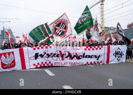 Warschau, Polen. November 2024. Die Teilnehmer des Unabhängigkeitsmarsches halten ein Banner mit dem Logo der polnischen Jugend (Mlodziez Wszechpolska). Tausende von Menschen versammelten sich in der polnischen Hauptstadt Warschau, an dem umstrittenen jährlichen unabhängigkeitsmarsch, der von den rechtsextremen und nationalistischen Gruppen Mlodziez Wszechpolska (Allpolnische Jugend) und ONR (nationalistisches radikales Lager) organisiert wurde, um die am 11. November 1918 wiedererlangte Unabhängigkeit Polens zu feiern. (Foto: Marek Antoni Iwanczuk/SOPA Images/SIPA USA) Credit: SIPA USA/Alamy Live News Stockfoto