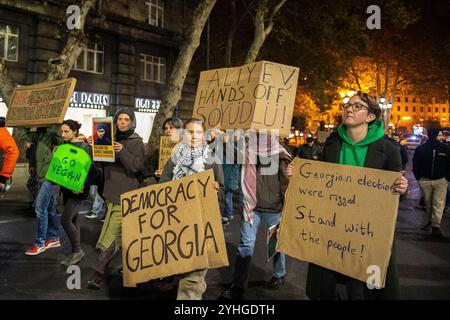 Greta Thunberg nimmt an einem Protest in Tiflis, Georgien, Teil und hält ein Schild mit der Aufschrift "Demokratie für Georgien", während sie mit einer Menge Demonstranten zum Parlament marschiert und Maßnahmen gegen den Klimawandel fordert. Greta Thunberg veranstaltet eine Kundgebung in Tiflis, Georgien, um das Bewusstsein für den Klimawandel zu fördern, während die Klimakonferenz der Vereinten Nationen (COP 29) 2024 vom 11. Bis 22. November im benachbarten Aserbaidschan stattfindet. Später schließt sie sich einem nahe gelegenen proeuropäischen Protest nach den jüngsten Wahlen in dem Land an, die angeblich betrügerische zugunsten von weitem Suspez waren Stockfoto