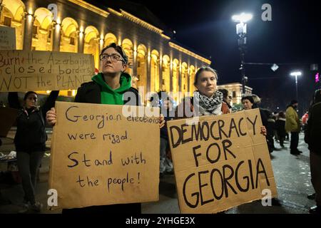 Tiflis, Georgien. November 2024. Greta Thunberg nimmt an einem Protest in Tiflis, Georgien, Teil und hält ein Schild mit der Aufschrift "Demokratie für Georgien" vor dem Parlamentsgebäude des Landes. Neben ihr hat eine andere Aktivistin ein Schild mit der Aufschrift "georgische Wahlen wurden manipuliert. Stehen Sie zu den Menschen!“ Greta Thunberg veranstaltet eine Kundgebung in Tiflis, Georgien, um das Bewusstsein für den Klimawandel zu fördern, während die Klimakonferenz der Vereinten Nationen (COP 29) 2024 vom 11. Bis 22. November im benachbarten Aserbaidschan stattfindet. Quelle: SOPA Images Limited/Alamy Live News Stockfoto